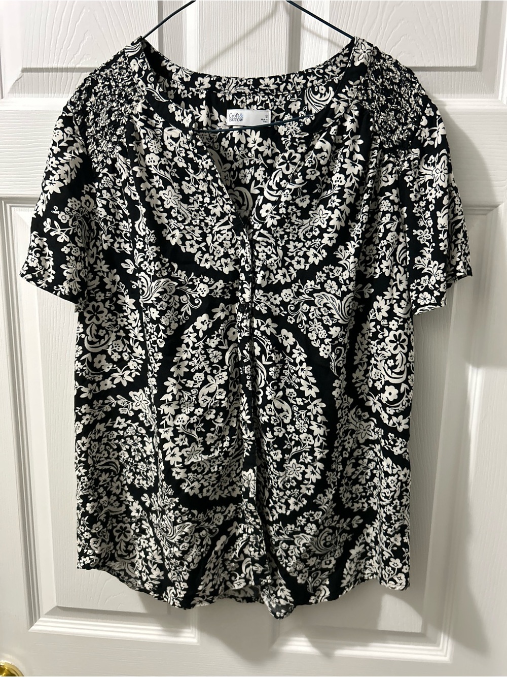 Croft & Barrow Women’s Small Black White Floral Paisley Button Front Blouse